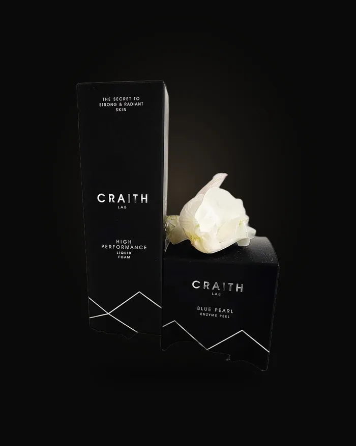 Schwarze CRAITH-Produkte mit weißer Rose