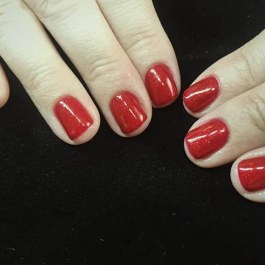 Rote Maniküre mit Glanz